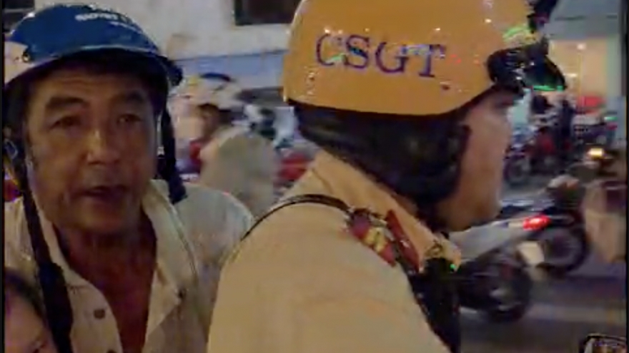 CSGT Chợ Lớn kịp thời đưa bé gái đến Bệnh viện Nhi đồng 1 giữa giờ cao điểm